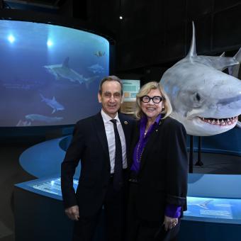 Valentí Farràs, director de CosmoCaixa, amb Kim McKay, directora i CEO de l'Australian Museum.