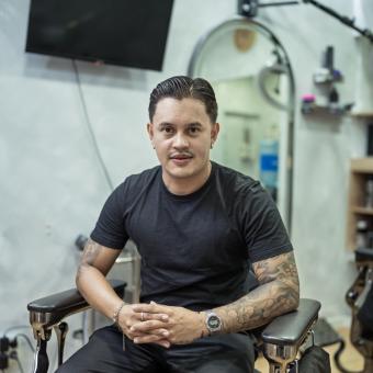 Juan Gabriel Agudelo, propietario de la barbería The Clipper Club y usuario del programa Incorpora Autoempleo.