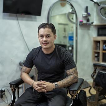 Juan Gabriel Agudelo, propietario de la barbería The Clipper Club y usuario del programa Incorpora Autoempleo.