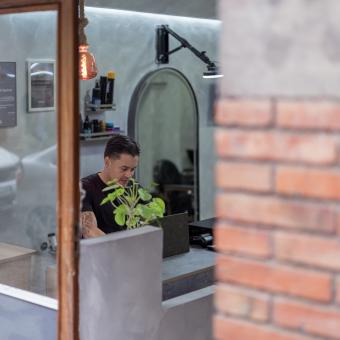Juan revisando las reservas del día. 