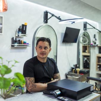 Juan Agudelo en la recepción de la barbería The Clipper Club. 