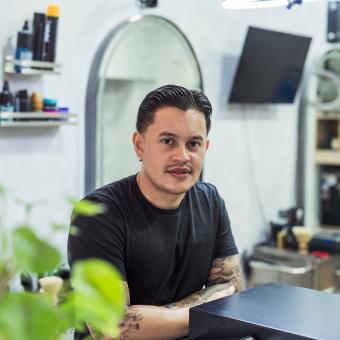 Juan Agudelo en la recepción de la barbería The Clipper Club. 