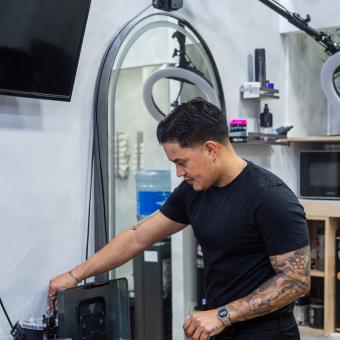 Juan desinfectando los utensilios antes de que llegue el próximo cliente. 