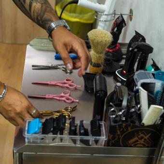 Juan organizando el material de la barbería. 