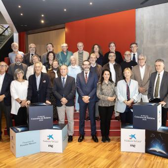 Foto de familia en el acto de entrega de premios de la XVIII edición del Concurso de Relatos Escritos por Personas Mayores, en CaixaForum Zaragoza. 