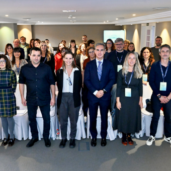 Foto de familia del acto de resolución de las Convocatorias de Proyectos Sociales Cantabria 2026 en Oviedo, con la directora de Colaboraciones y alianzas para el impulso social de la Fundación ”la Caixa”, Sandra Blanch, en el centro, junto con los representantes de las entidades sociales seleccionadas.