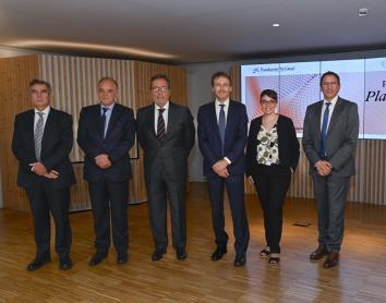 D’esquerra a dreta: el director general de l’Hospital Clínic Barcelona, Josep Maria Campistol; el director gerent de l’Hospital Sant Joan de Déu Barcelona, Manel del Castillo; el director general de la Fundació ”la Caixa”, Antoni Vila Bertrán; el director de BCNatal i líder del projecte, Eduard Gratacós; l’especialista sènior de BCNatal i coordinadora científica sènior del projecte, Elisenda Eixarch, i el director de l’Àrea de Relacions amb Institucions de Recerca i Salut de la Fundació ”la Caixa”, Ignasi López, han presentat els resultats de la primera fase del projecte CaixaResearch Placenta Artificial.