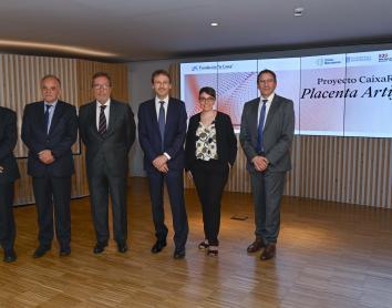 From left to right: Josep Maria Campistol, CEO of Hospital Clínic Barcelona, Manel del Castillo, CEO of Hospital Sant Joan de Déu, Antonio Vila Bertrán, CEO of ”la Caixa” Foundation, Eduard Gratacós, Director of BCNatal and project leader, Elisenda Eixarch, senior specialist at BCNatal and senior scientific coordinator of the project, and Ignasi López, Director of ”la Caixa” Foundation’s Office of Relations with Research and Health Institutions presented the results of the first phase in the CaixaResearch Artificial Placenta project.