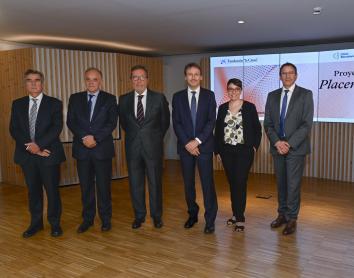 De izquierda a derecha: el director general del Hospital Clínic Barcelona, Josep Maria Campistol; el director gerente del Hospital Sant Joan de Déu Barcelona, Manel del Castillo; el director general de la Fundación ”la Caixa”, Antonio Vila Bertrán; el director de BCNatal y líder del proyecto, Eduard Gratacós; la especialista sénior de BCNatal y coordinadora científica sénior del proyecto, Elisenda Eixarch, y el director del Área de Relaciones con Instituciones de Investigación y Salud de la Fundación ”la Caixa”, Ignasi López, han presentado los resultados de la primera fase del proyecto CaixaResearch Placenta Artificial.