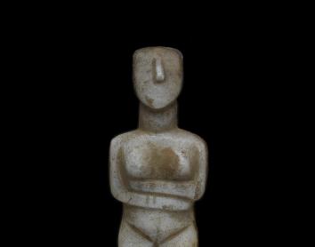 Figura cicládica, c. 2400-2500 a. C., mármol, Grecia. © The Trustees of the British Museum (2023).