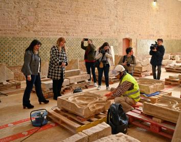 Visita de la restauración de sarcófagos del Reial Monestir de Santes Creus con la consellera Natàlia Garriga y la directora general adjunta de la Fundació "la Caixa", Elisa Durán 