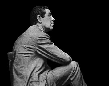 Retall de foto de Luis García-Berlanga, presa per Oriol Maspons i Julio Ubiña. 