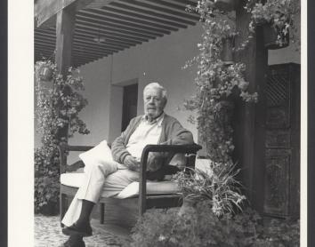Foto de Luis García-Berlanga tomada en el porche de su casa en Somosaguas - Archivo Berlanga. Colección Filmoteca Española 