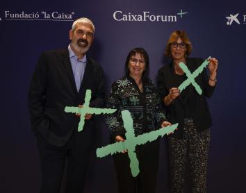 De izquierda a derecha el director del Área de Cultura de la Fundación ”la Caixa”, Ignasi Miró; la directora general adjunta de la Fundación ”la Caixa”, Elisa Durán, y la directora de CaixaForum+, Mireia Gubern.