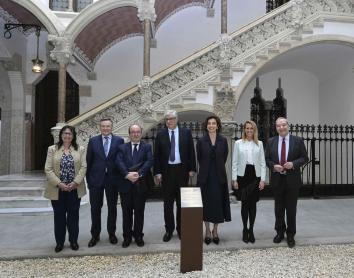 De izquierda a derecha, Elisa Duran, directora general adjunta de la Fundación ”la Caixa”; Ángel Simón, consejero delegado de CriteriaCaixa; Miquel Iceta, embajador delegado permanente de España en la Unesco; Juan José López Burniol, vicepresidente de la Fundación ”la Caixa”; Audrey Azoulay, directora general de la UNESCO; Maria Eugènia Gay, segunda teniente de alcaldía del Área de Derechos Sociales, Cultura, Educación y Ciclos de Vida del Ajuntament de Barcelona; y Jaume Lanaspa, presidente de la Oficina del Club de Roma a Barcelona