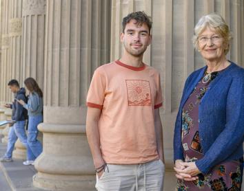 Oriol Blázquez, becario de la primera convocatoria de las becas de grado y Susan Webb, becaria de la primera convocatoria de becas de posgrado en el extranjero, en la facultad de Medicina de la Universidad de Barcelona.