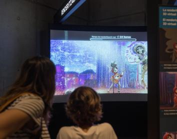 Visitantes observan el ámbito de renderización en la muestra sobre Pixar