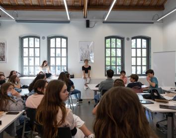 Jóvenes en un aula.