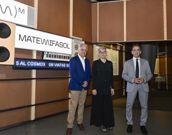 Los asesores de la exposición MateMiFaSol, Carlos Calderón y Magda Polo, con el director de CosmoCaixa, Valentí Farràs