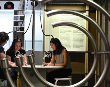 Uno de los ámbitos de la exposición permite distorsionar la voz de los visitantes.
