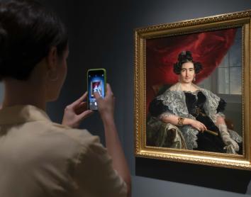 Visitante en la exposición XIX. El Siglo del Retrato. Colecciones del Museo del Prado. De la Ilustración a la modernidad.