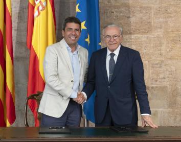 El presidente de la Generalitat Valenciana, Carlos Mazón, y el presidente de la Fundación ”la Caixa”, Isidro Fainé, durante la firma del convenio marco entre ambas instituciones, hoy en València.
