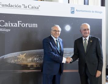 Foto de archivo del presidente de la Fundación "la Caixa", Isidro Fainé, dándose la mano con el alcalde Málaga, Francisco de la Torre, en la presentación del futuro CaixaForum Málaga