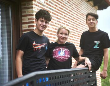 Irina Shumska y sus dos hijos adolescentes Illia y Alosha.