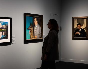 Una visitant a l'exposició Temps incerts. Alemanya entre guerres.