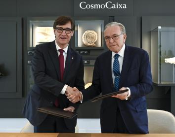 El president de la Generalitat de Catalunya, Salvador Illa, y el presidente de la Fundación ”la Caixa”, Isidro Fainé, durante la firma del acuerdo.