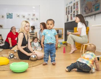 El projecte Espais Familiars 0-3 acompanya famílies en situació de vulnerabilitat amb fills de 0 a 3 anys en aquesta etapa de la vida tan crítica per als menors.