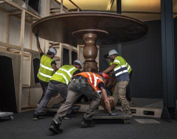 Muntatge d'una de les sales de l'exposició Els mons d'Alícia. Somiar el país de les meravelles a CaixaForum Barcelona.