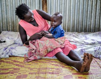 Una madre y su hijo en el "Baby Friendly Space" del campo de refugiados de Kule situado en la región de Gambella (Etiopía). 