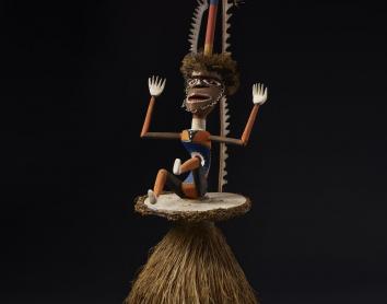 Tocado de danza de Nueva Bretaña, Papúa Nueva Guinea. Década de 1980. Madera, fibra i hoja de helecho.