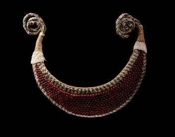 Ornamento de las islas Marquesas. 1800-1850. Coco, corteza, fibra de coco y semilla de abrus.