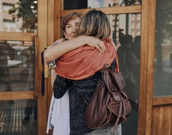 Formarse para empoderar: un posgrado pionero aborda la soledad en las personas mayores