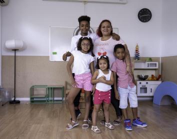 Estefanía Villalba con sus hijos Daenery, Chloé, Evy y Félix.