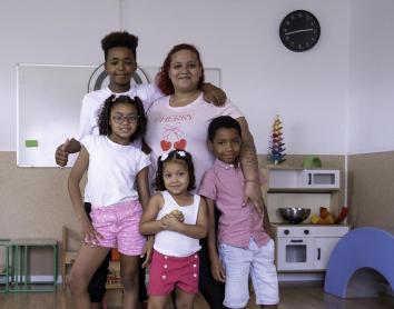 Estefanía Villalba con sus hijos Daenery, Chloé, Evy y Félix.