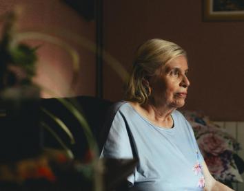 “La trucada de la soledat”: Una acció mostra el fenomen invisible que afecta prop de 3 milions de persones grans