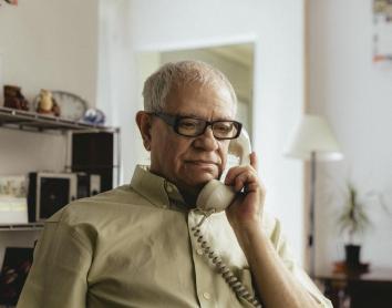 “La llamada de la soledad”: Una acción muestra el fenómeno invisible que afecta a alrededor de 3 millones de personas mayores