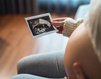 La contaminació de l’aire durant l’embaràs s’associa amb una maduració cerebral més lenta dels nadons
