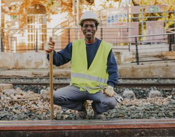 Mamadou, que llevaba menos de un año en Torrent cuando la gota fría anegó el municipio, trabaja en las tareas de reconstrucción del territorio gracias a la Fundación Nova Feina, entidad que forma parte del programa Incorpora.