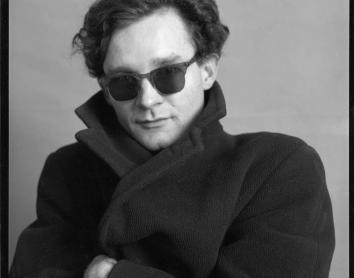 Una crónica emocional sobre el sida, el festival DART y Richard Hambleton, «el hombre de las sombras», cierran el año en CaixaForum+