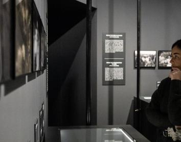 Una mujer en la muestra «Berlanga. Cine, vida y humor» en CaixaForum Zaragoza. 