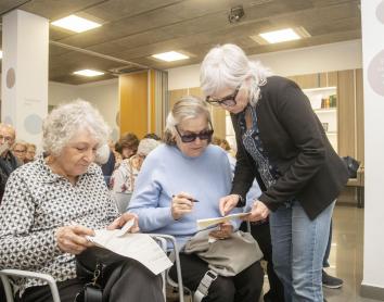 Elena Angulo junto con dos asistentes al taller de duelo en Barcelona.