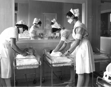 Escola d'Infermeria de Santa Madrona. Infermeres fent pràctiques a la clínica Maternal de l'Institut de la Dona que Treballa. 1969.