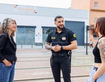 Sonia Roa parlant amb l'Iván Nieto i la Noelia Pérez. 