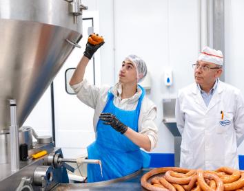 Una primera oportunidad laboral entre embutidos y jamones