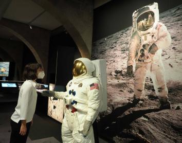 CaixaForum Girona camina sobre la Luna con Neil Armstrong y Buzz Aldrin