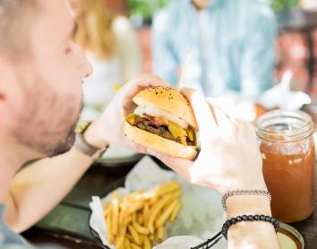 El consumo de alimentos y bebidas ultraprocesados se asocia con mayor riesgo de cáncer colorrectal